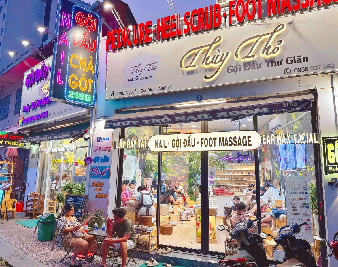 Nail Salon Near Me Open Now – Tiệm Nail Quận 1 Mở Cửa Linh Hoạt Cho Khách Du Lịch