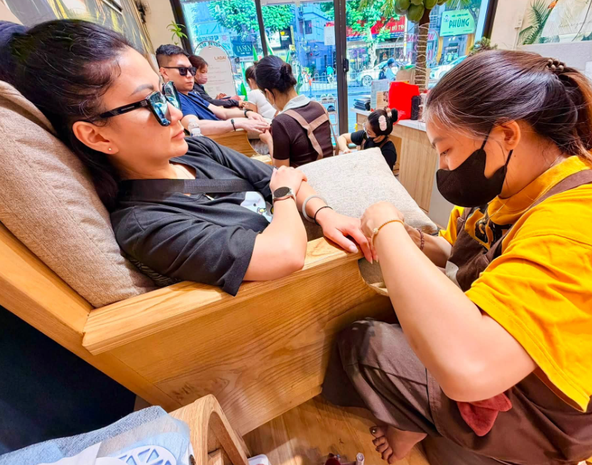 Experience a Relaxing Spa Manicure in District 1